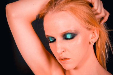 Makyaj yeşil gölgeler ile