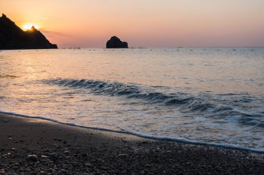 Gündoğumu kumsalda deniz