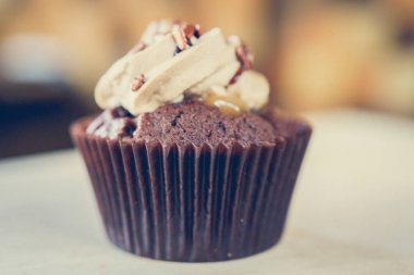 bir tepsi üzerinde pek çok güzel pastalar