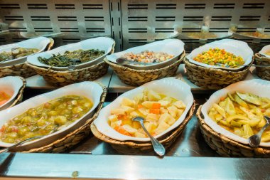 Restoranda açık büfe yemekler