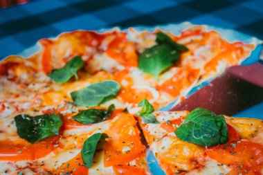 Bir tabakta Pizza margarita