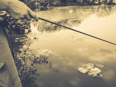 bir olta ile bir balıkçı eli