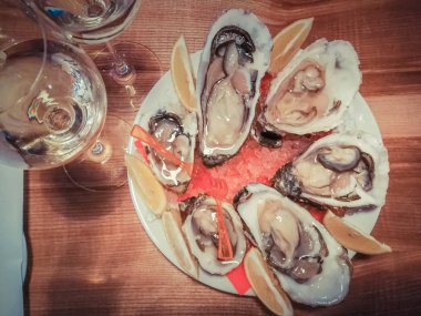 İstiridye masada şarap ile