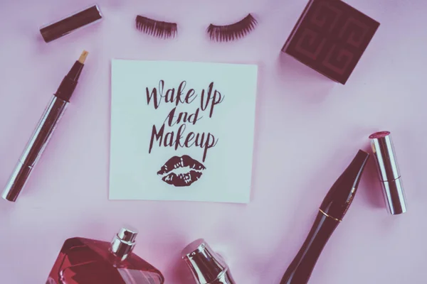 Make-up tools op een roze achtergrond — Stockfoto