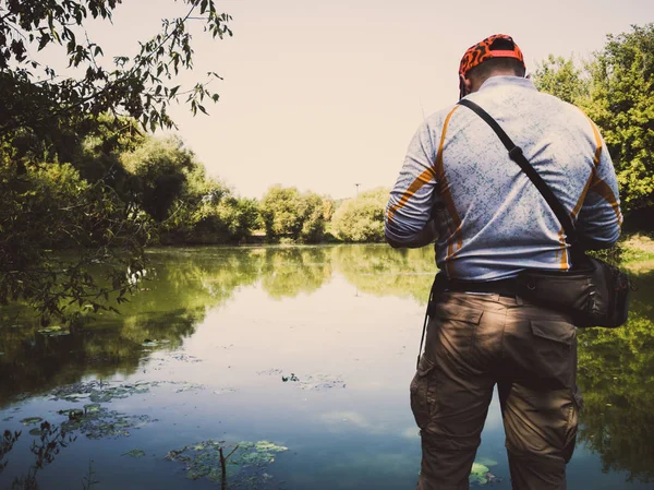 夏の湖で漁師は魚釣り — ストック写真