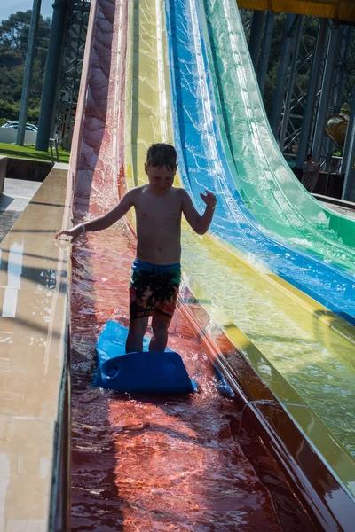 Pojken rider en bild i vattenparken — Stockfoto