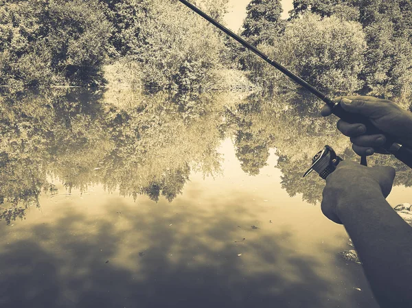 Giovanotto che pesca. bokeh, sfondo sfocato — Foto Stock