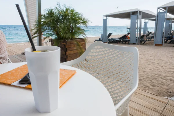 Mojito en un vaso blanco en la playa — Foto de Stock