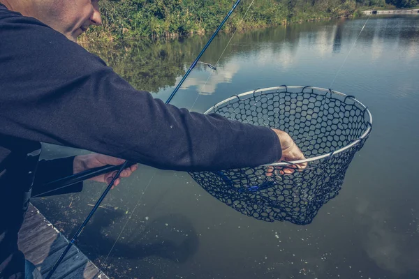 Taimenen kalastus järvellä — kuvapankkivalokuva