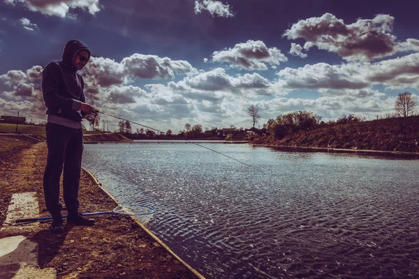 Giovane Uomo Pesca Sul Lago — Foto Stock