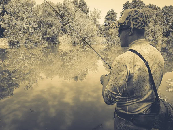 Молодой человек рыбачит. bokeh, blurred background — стоковое фото