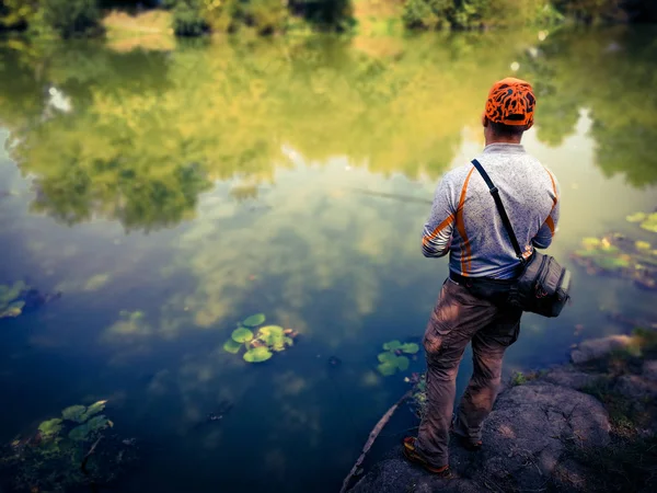 Jovem a pescar. bokeh, fundo borrado — Fotografia de Stock