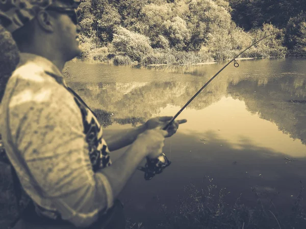 O pescador está pescando no lago no verão — Fotografia de Stock