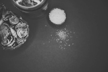 Arka plan spa kabukları mum ve tuz konu üzerinde