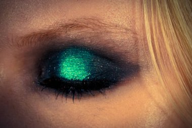 Yeşil gölgeli göz makyajı