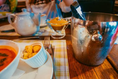 Bir tabak içinde domates çorbası