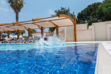 Çocuk havuza atladı.