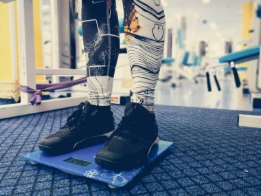 spor salonunda terazi üzerinde ayaklar