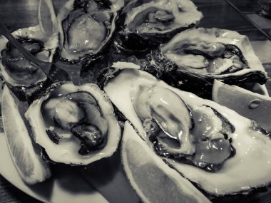 İstiridye masada şarap ile