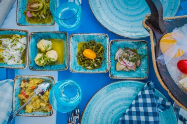 Bir balık restoranında farklı iştah açıcı atıştırmalıklar