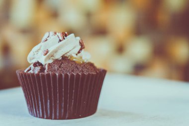 bir tepsi üzerinde pek çok güzel pastalar