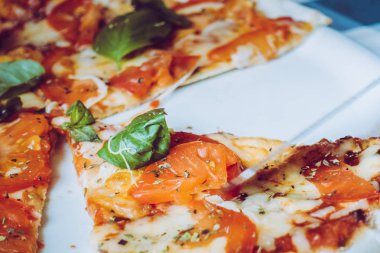 Bir tabakta Pizza margarita