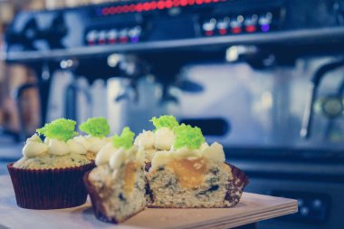 Kahve makinesi ve kafede capkake