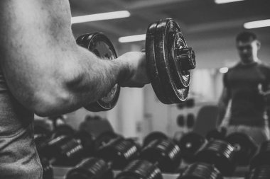 Spor salonunda vücut geliştirmeci
