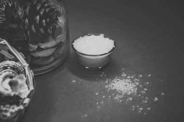 Arka plan spa kabukları mum ve tuz konu üzerinde