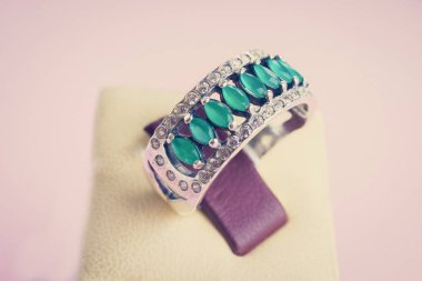 Güzel gümüş yüzük yakın