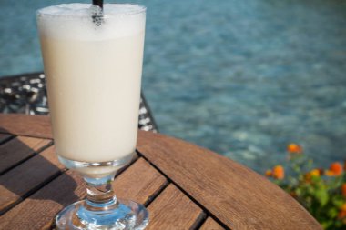 Deniz kenarındaki barda kokteyller.