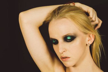 Makyaj yeşil gölgeler ile