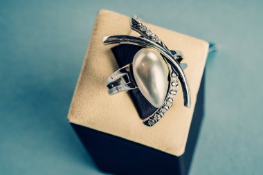 Güzel gümüş yüzük yakın