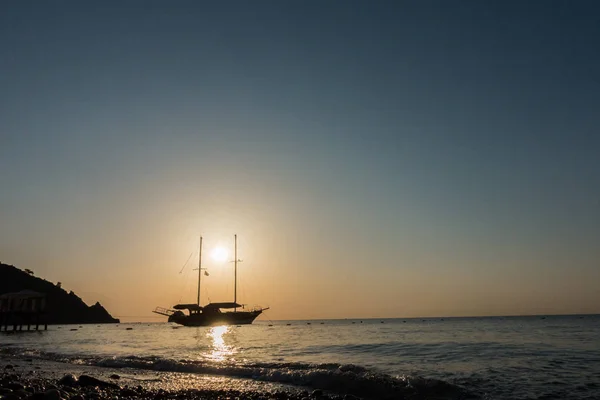 Beautiful sunrise by the sea — Stock Photo, Image