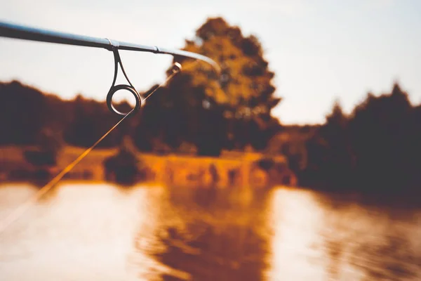 Il pescatore pesca sul lago — Foto Stock