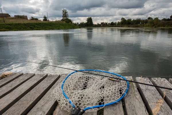 Риболовля на фоні озера — стокове фото