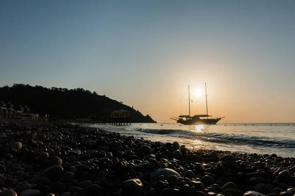 Schöner Sonnenaufgang am Meer — Stockfoto