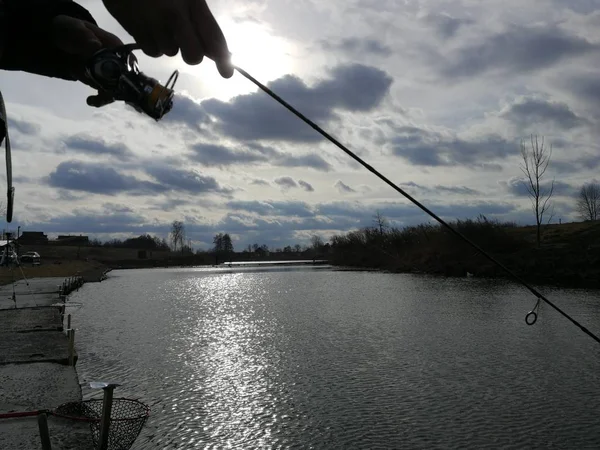 Joven Pescando Junto Lago —  Fotos de Stock