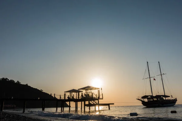 Beau lever de soleil au bord de la mer — Photo