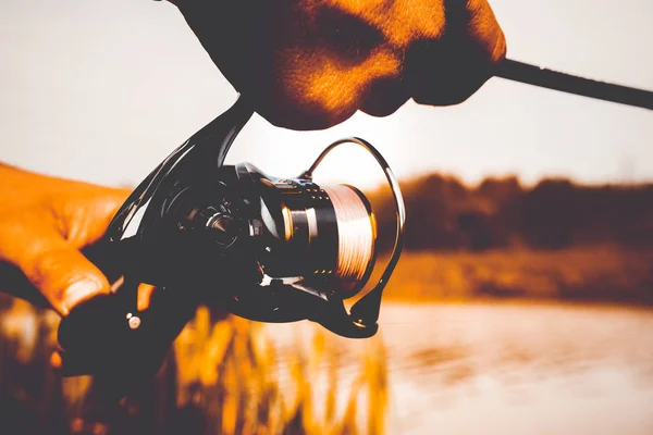 Il pescatore pesca sul lago — Foto Stock