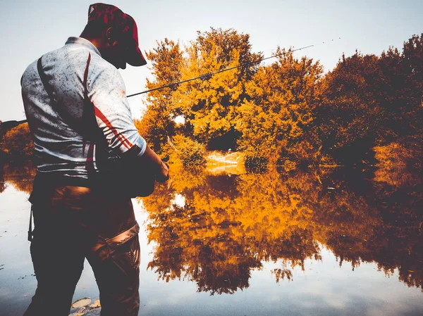 El pescador está pescando en el lago en verano —  Fotos de Stock