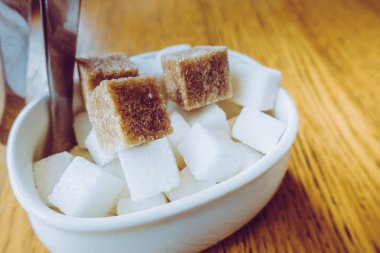 Masada beyaz ve esmer şeker