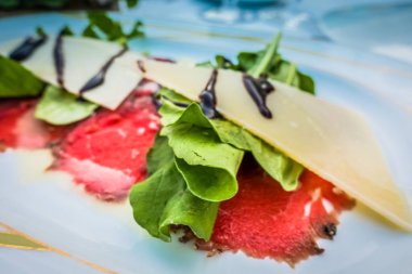 Beyaz bir plaka üzerinde dana Carpaccio