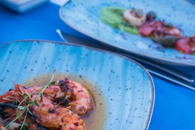 Bir tabakta kızarmış tarak