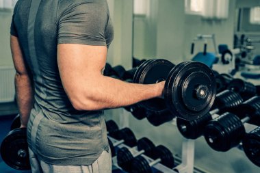 Spor salonunda vücut geliştirmeci