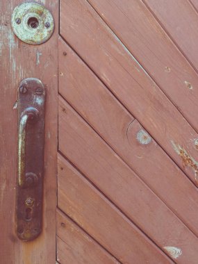Kapı kolu ve eski kırmızı kapı kilidi