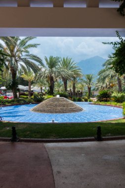 Güzel tatil beldesi. Yeşil ve çiçekler