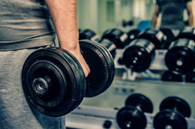 Spor salonunda vücut geliştirmeci