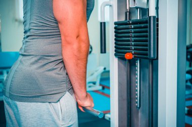 Spor salonunda vücut geliştirmeci