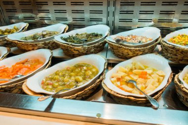 Restoranda açık büfe yemekler